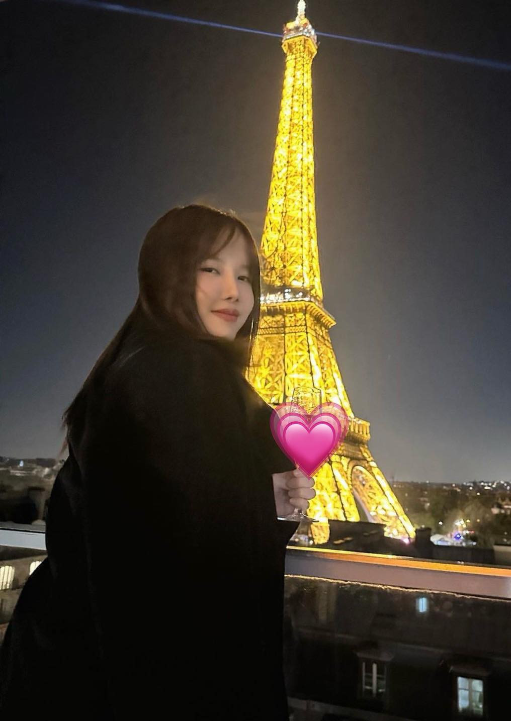 Fan của cô nàng "soi" ra nữ ca sĩ cùng check-in tại cùng địa điểm và thời gian như Matthis.