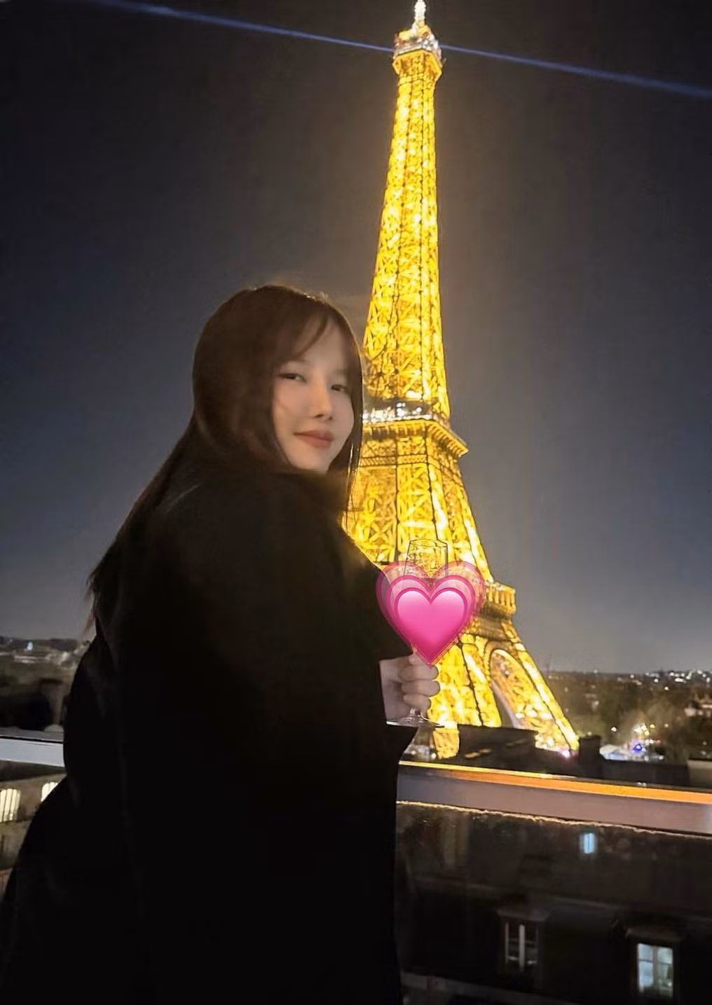 Fan của cô nàng "soi" ra nữ ca sĩ cùng check-in tại cùng địa điểm và thời gian như Matthis.