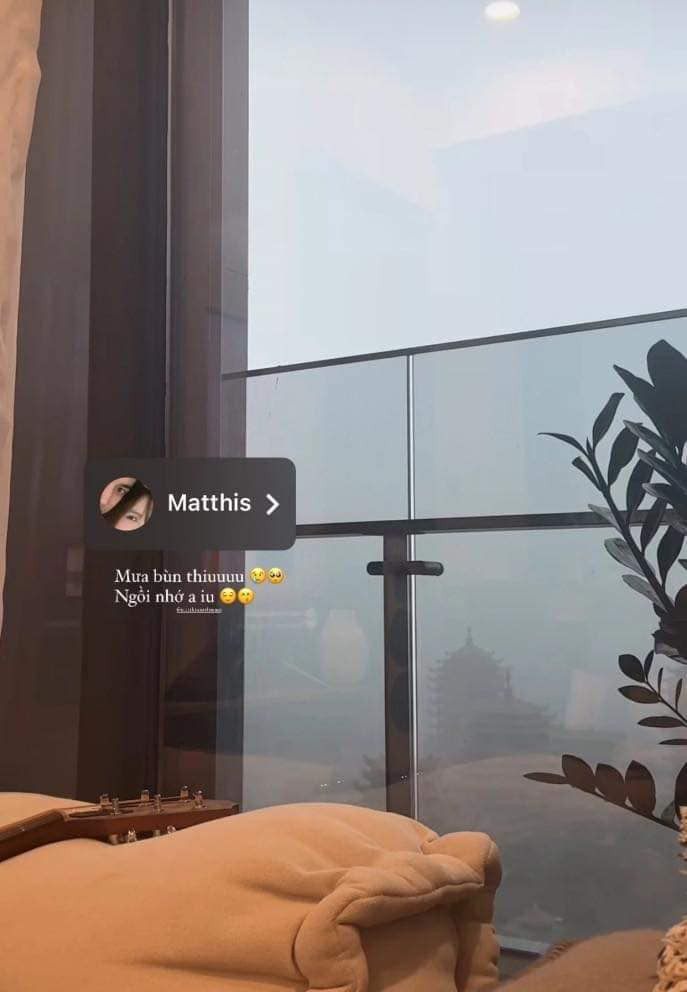 Tuy nhiên mới đây, nữ ca sĩ họ Thiều đã đăng tải hình ảnh chụp ban công nhà trên trang cá nhân kèm chia sẻ: "Mưa buồn thiu, ngồi nhớ anh yêu". Cô gắn thẻ trực tiếp tài khoản của Matthis Metharam vào bài đăng. Đây như một lời công khai chính thức nửa kia của cô nàng.