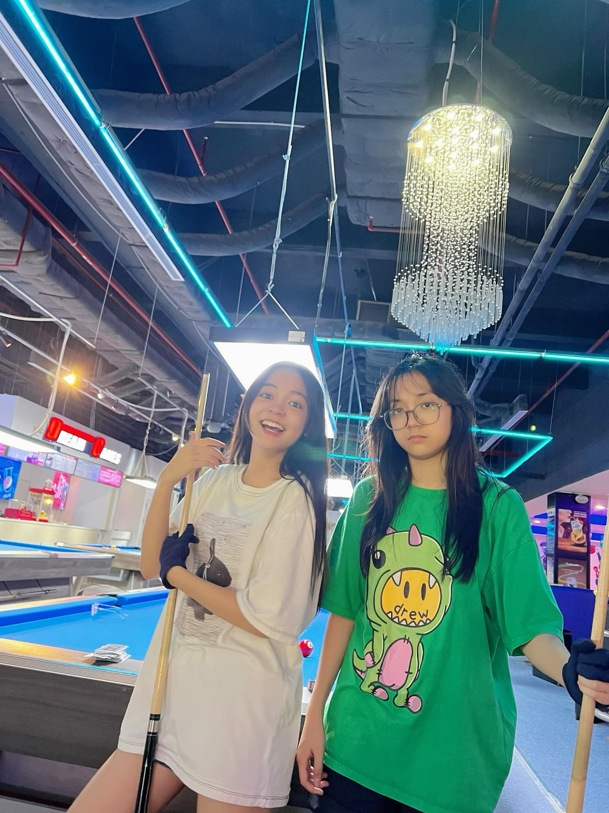 Cả hai diện trang phục đơn giản, năng động, thả dáng như người mẫu tại phòng tập. Không ít người tỏ ra ngạc nhiên khi một thiếu nữ dịu dàng như Chu Diệp Anh lại chọn chơi môn thể thao có phần mạnh mẽ này.