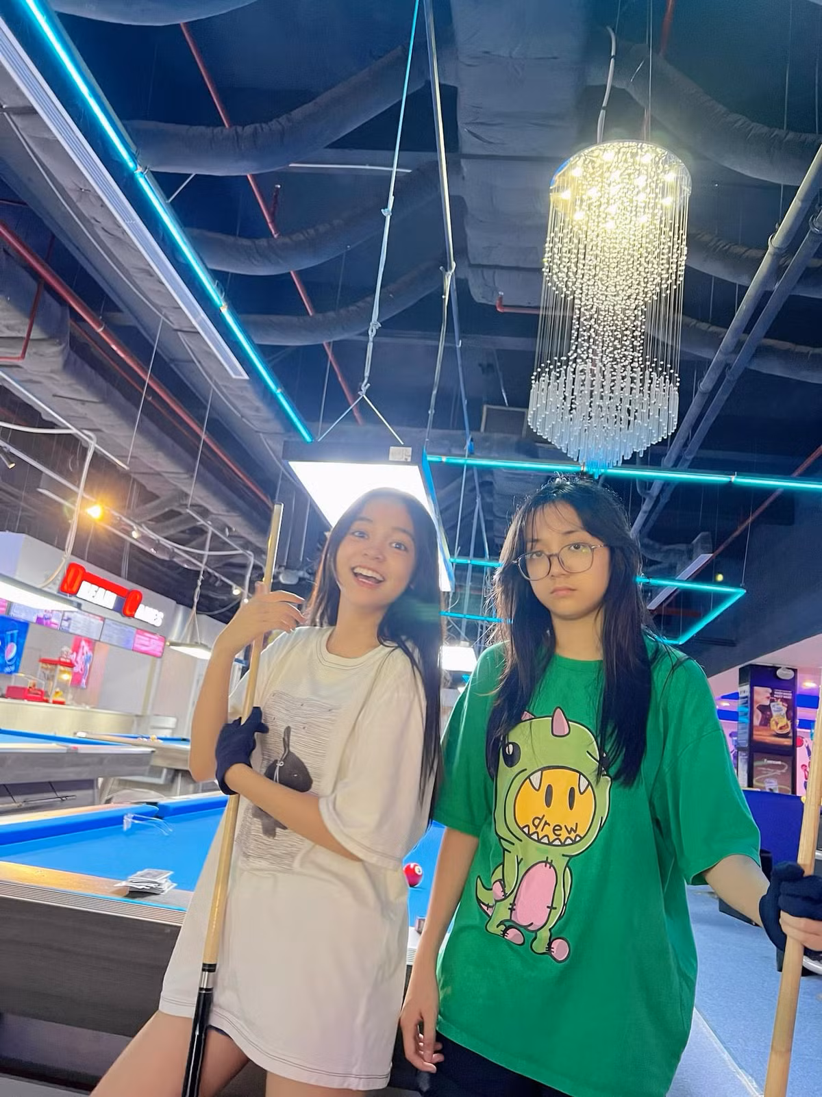 Cả hai diện trang phục đơn giản, năng động, thả dáng như người mẫu tại phòng tập. Không ít người tỏ ra ngạc nhiên khi một thiếu nữ dịu dàng như Chu Diệp Anh lại chọn chơi môn thể thao có phần mạnh mẽ này.