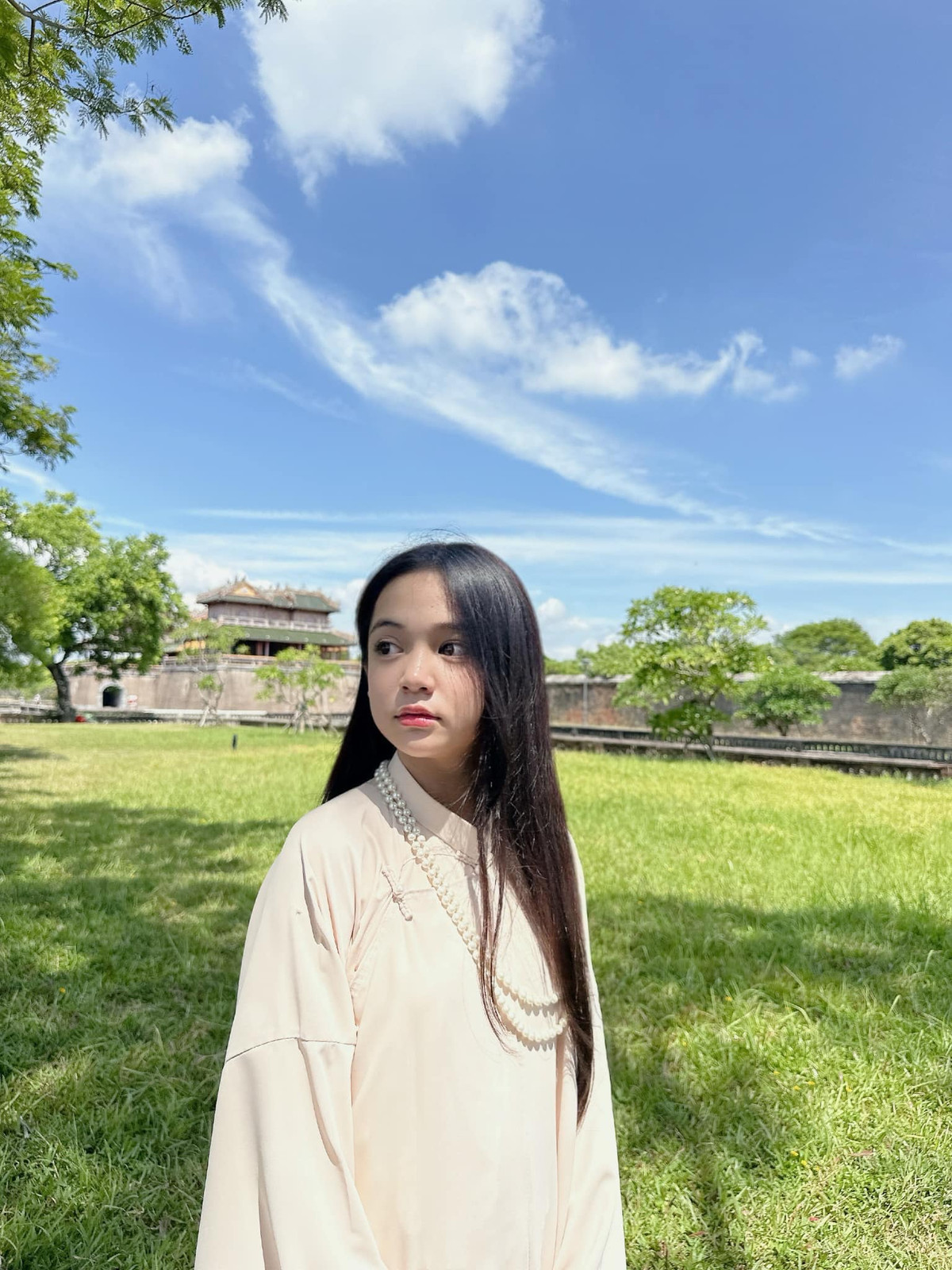 Nhiều người còn nhận xét cô nàng có những nét lai Tây khi sở hữu đôi mắt to tròn, sống mũi cao thẳng cùng làn da trắng đến phát sáng.