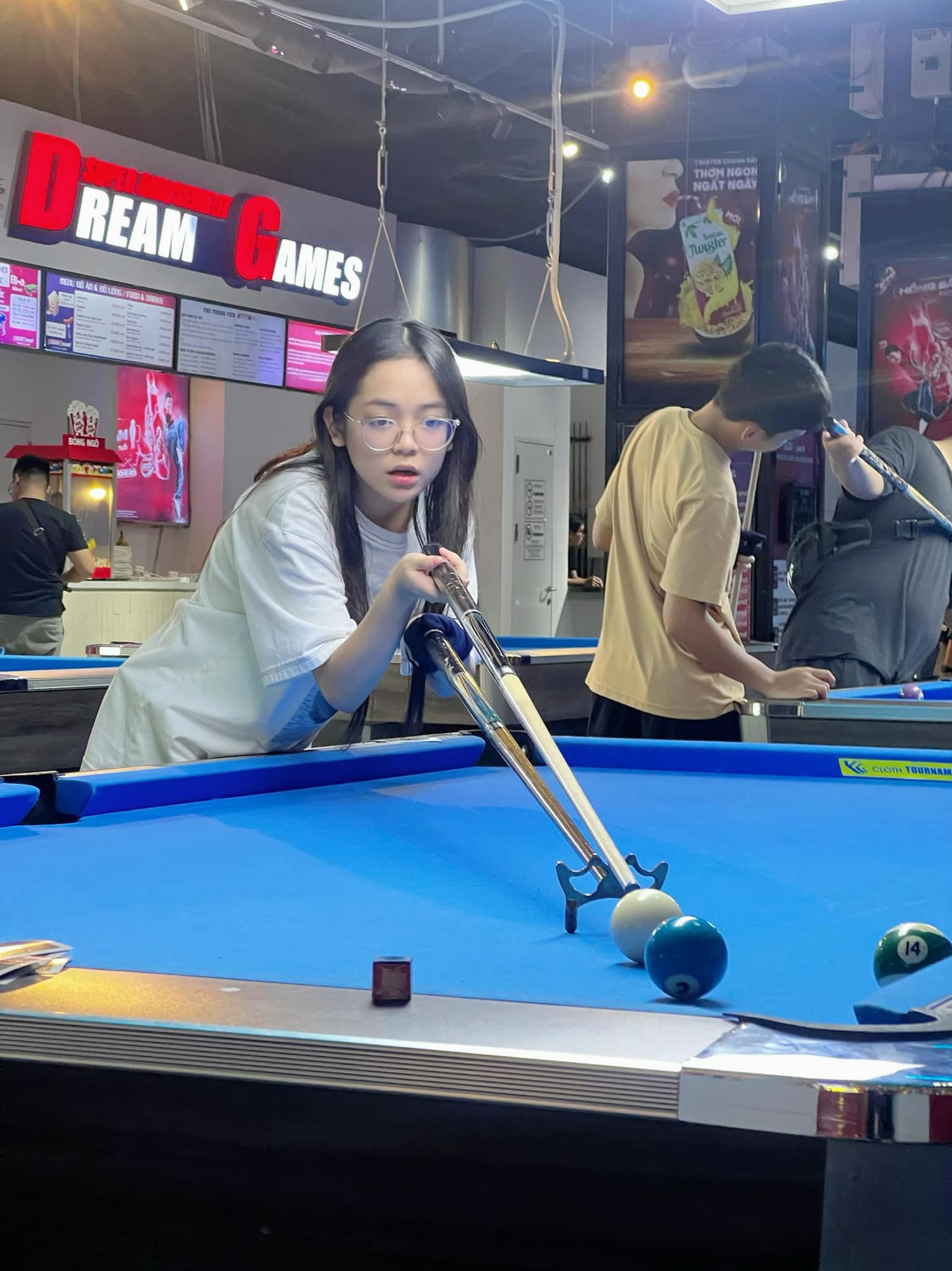 Mới đây trên trang cá nhân, Diệp Anh khiến nhiều người bất ngờ khi đăng tải loạt ảnh về cuộc sống thường ngày khi không lên set quay. Cô nàng cùng bạn thử sức với bộ môn thể thao mới là bida.