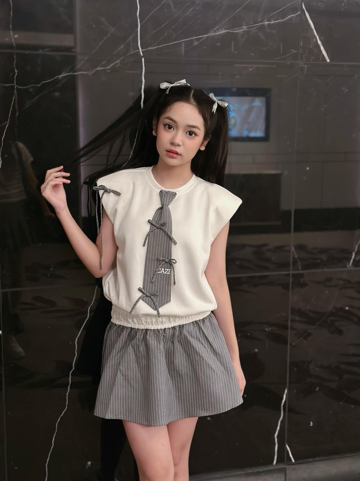 Sao nhí Hướng Dương Ngược Nắng vẫn gây ấn tượng với gương mặt như thiên thần, đôi mắt to tròn y hệt hồi nhỏ. Điều khác biệt là Chu Diệp Anh giờ đây còn sở hữu chiều cao lý tưởng, đôi chân thon thả vạn người mê.