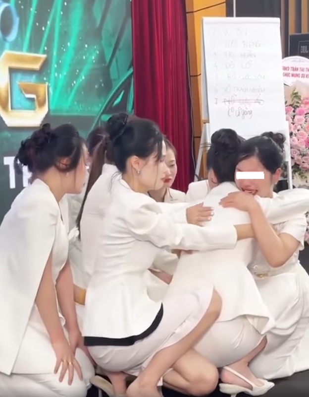 Trước đó, một đoạn video ghi lại cảnh nữ "tổng tài" bắn dây thun vào cổ tay của nhiều cấp dưới khiến nhiều người khó hiểu không kém.