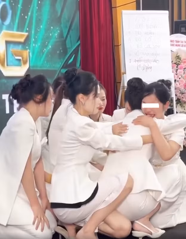 Trước đó, một đoạn video ghi lại cảnh nữ "tổng tài" bắn dây thun vào cổ tay của nhiều cấp dưới khiến nhiều người khó hiểu không kém.