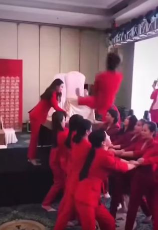 Video ghi lại những thử thách này khi được đăng tải lên mạng xã hội nhanh chóng nhận được lượng tương tác khủng, khiến không ít người giật mình trước sự liều lĩnh của người tham gia.