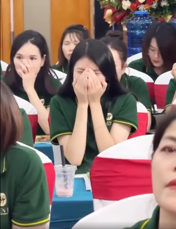 Những nhân viên ngồi dưới thì không kìm nổi nước mắt, không biết thương xót cho người đang bị phạt phía trên sân khấu, hay là do sợ hãi quá độ.