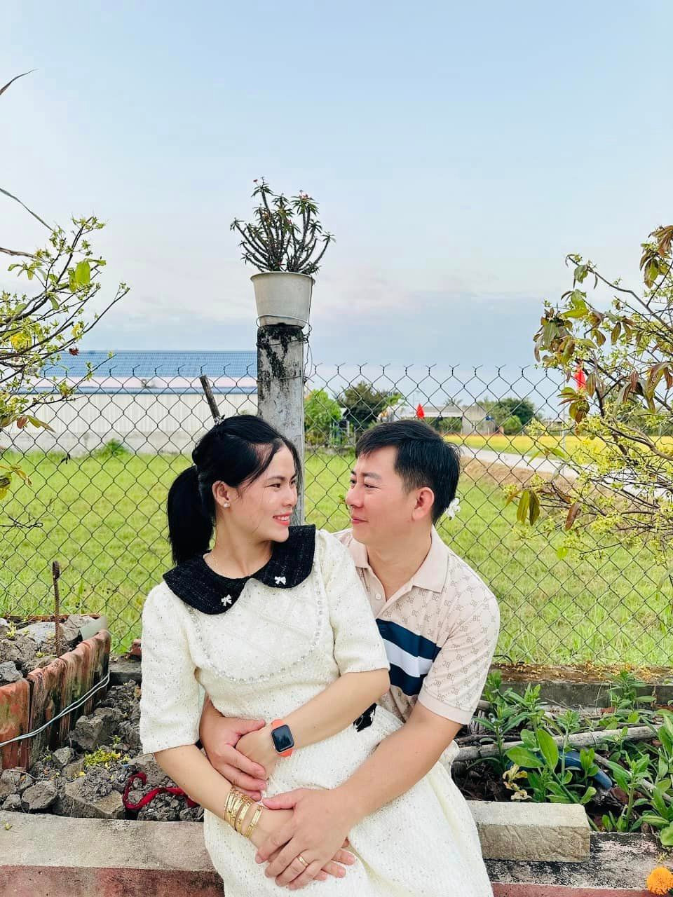 Cẩm Tú được chồng chiều hết mực. Trước khi sinh con, mỗi sáng Tú đều được chồng chở đi làm, chiều lại đón về. Giờ đây, mỗi sáng cô đều thức dậy với bữa sáng chồng để sẵn trên bàn.