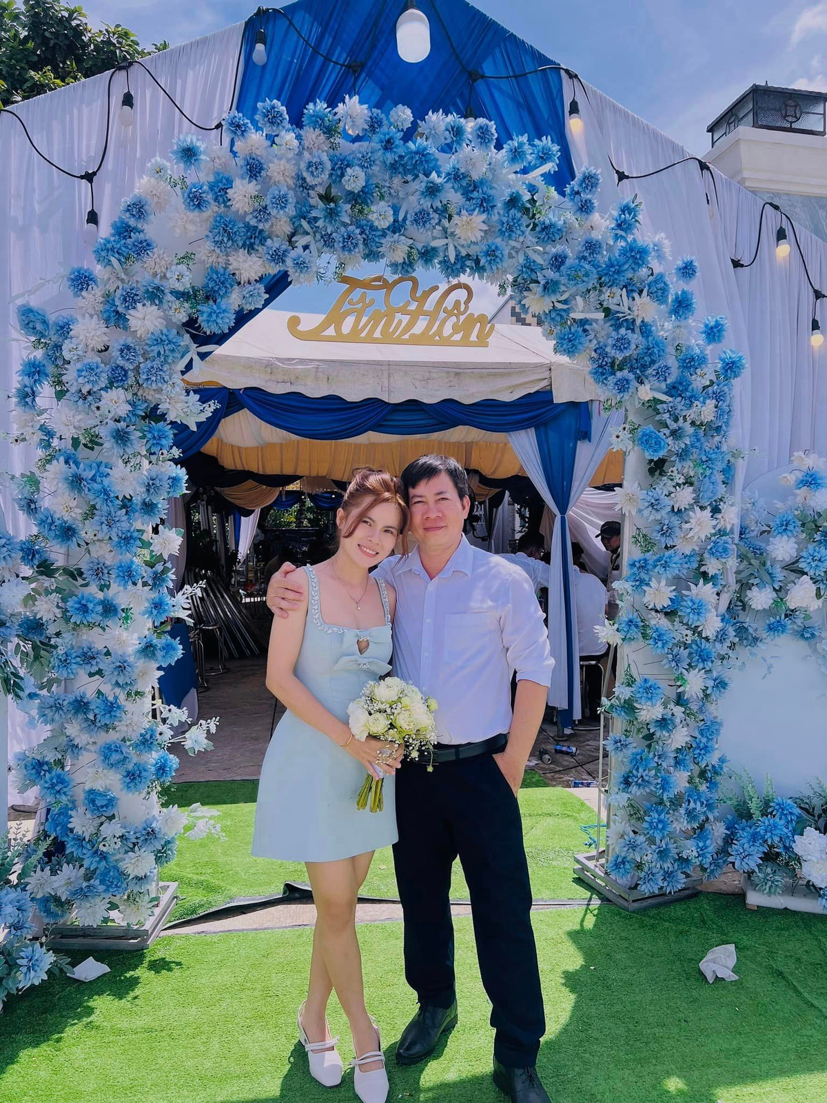 Lấy cô vợ trẻ nên Mạnh Cảnh cũng cảm thấy trẻ theo, anh rất chịu khó tạo dáng chụp ảnh với vợ.