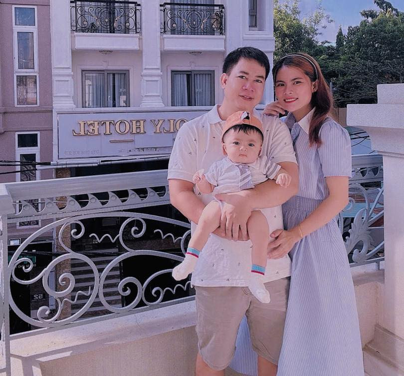 Mạnh Cảnh vốn định bỏ cuộc nhưng khi theo dõi qua mạng, thấy Cẩm Tú nhận được sự quan tâm, chiều chuộng của nhiều chàng trai đáng tuổi cháu mình, anh quyết tâm theo đuổi cô nàng. Cảm động vì sự kiên trì của Mạnh Cảnh, Cẩm Tú đồng ý làm người yêu anh.