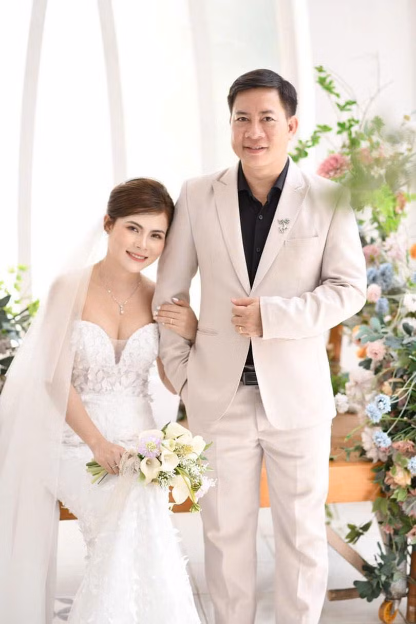 Trước khi kết hôn, Cẩm Tú là giáo viên mầm non. Năm 2021, cô được chồng của một đồng nghiệp mai mối cho Mạnh Cảnh. Trò chuyện qua mạng một thời gian, cặp đôi hẹn gặp nhau ngoài đời. Khác xa với tưởng tượng, Cẩm Tú gặp Cảnh trong bộ dạng đầu trọc lốc, mặc áo phông, quần đùi, chân đi dép lê. Ấn tượng xấu ngay từ cái nhìn đầu tiên, Cẩm Tú cắt đứt liên lạc với anh.