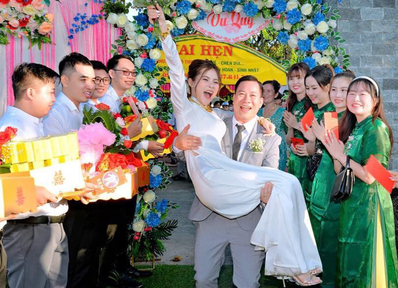 Những ngày qua, câu chuyện tình yêu giữa Cẩm Tú (SN 1997, quê Long An) và Mạnh Cảnh (SN 1984, quê Bà Rịa – Vũng Tàu) được chia sẻ nhiều trên mạng xã hội. Chuyện tình của cặp đôi chú - cháu xuất phát từ một lời mai mối.