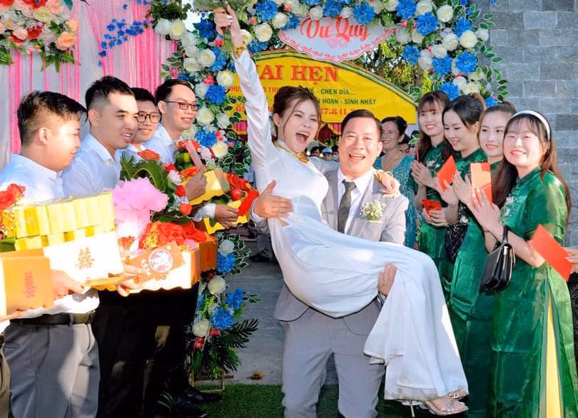 Những ngày qua, câu chuyện tình yêu giữa Cẩm Tú (SN 1997, quê Long An) và Mạnh Cảnh (SN 1984, quê Bà Rịa – Vũng Tàu) được chia sẻ nhiều trên mạng xã hội. Chuyện tình của cặp đôi chú - cháu xuất phát từ một lời mai mối.