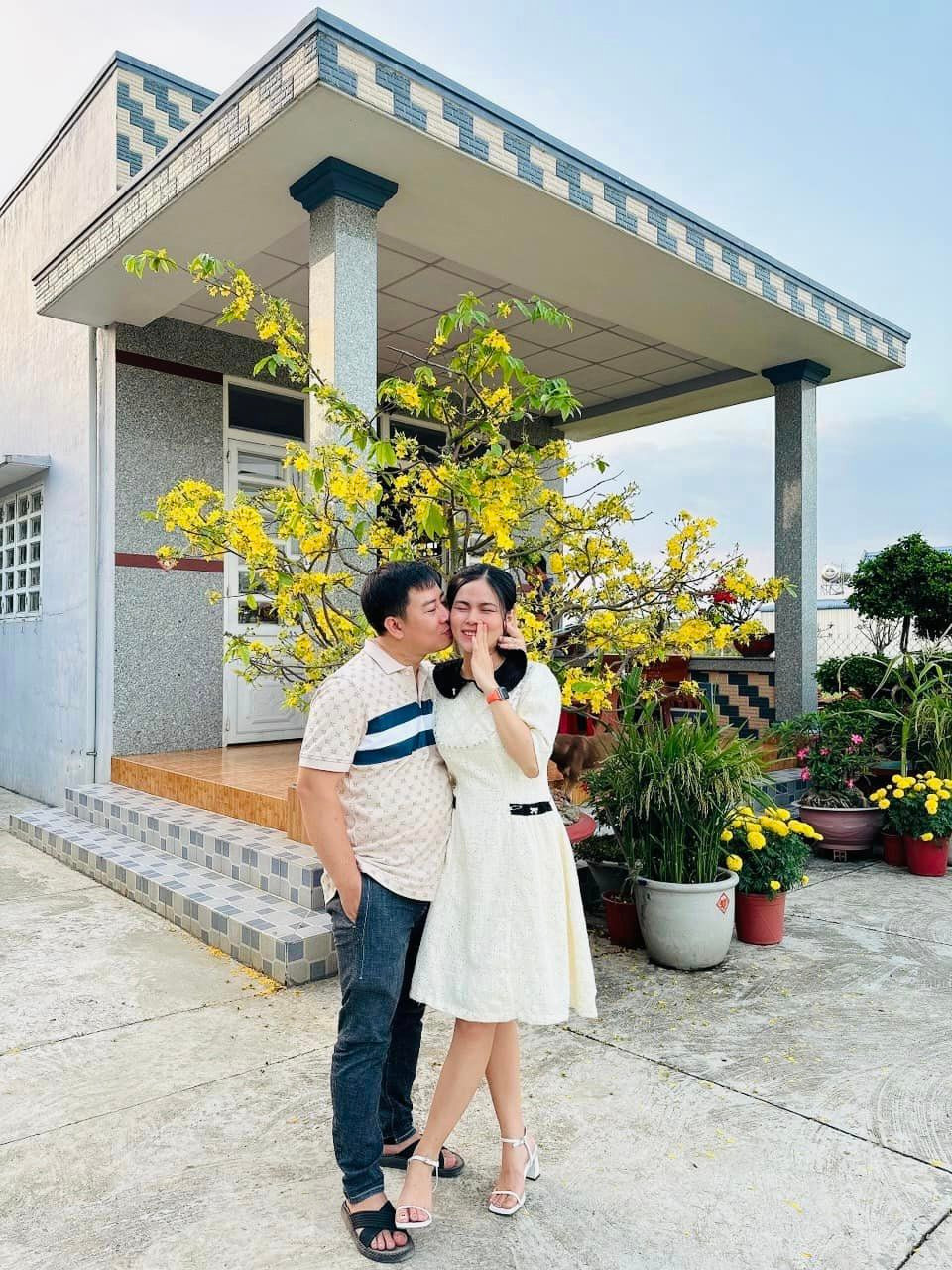 Cả 2 không ngại khoe những hình ảnh tình cảm lên MXH.