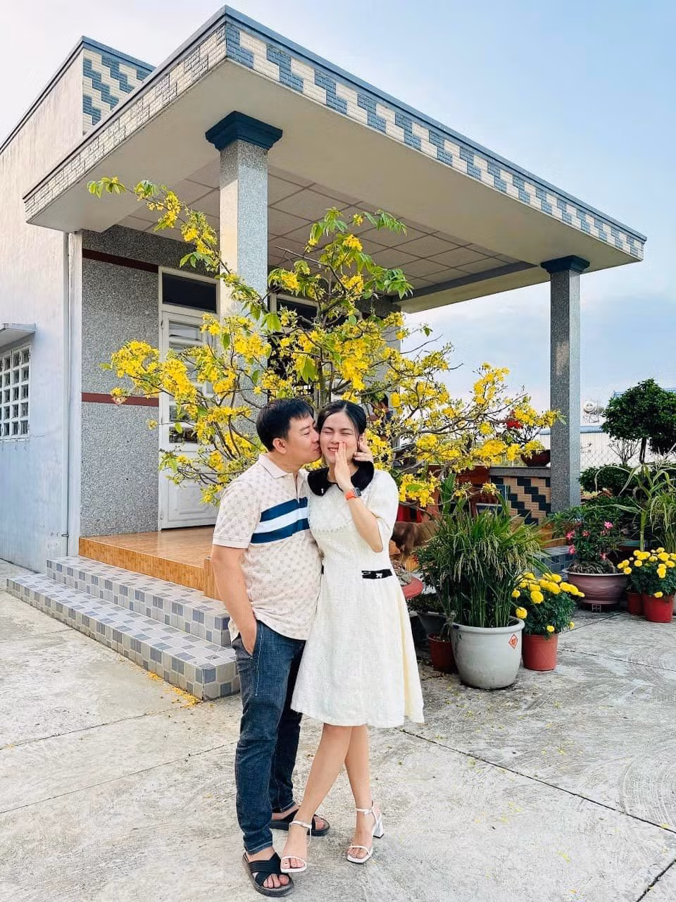 Cả 2 không ngại khoe những hình ảnh tình cảm lên MXH.