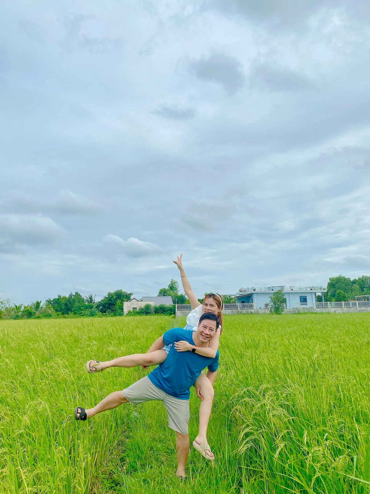 Bố của Cẩm Tú vốn khắt khe trong chuyện yêu đương của con cái nhưng ngay lần đầu gặp đã “chấm” Mạnh Cảnh làm con rể. Chuyện tình lệch tuổi của cặp đôi nhờ đó thuận lợi hơn nhiều.