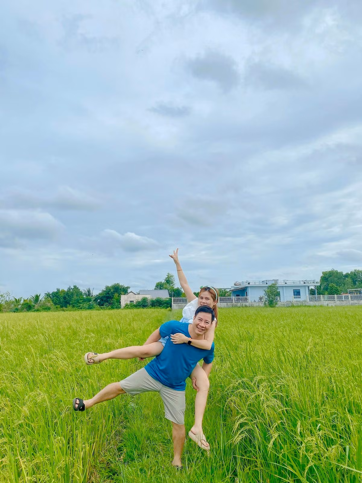 Bố của Cẩm Tú vốn khắt khe trong chuyện yêu đương của con cái nhưng ngay lần đầu gặp đã “chấm” Mạnh Cảnh làm con rể. Chuyện tình lệch tuổi của cặp đôi nhờ đó thuận lợi hơn nhiều.