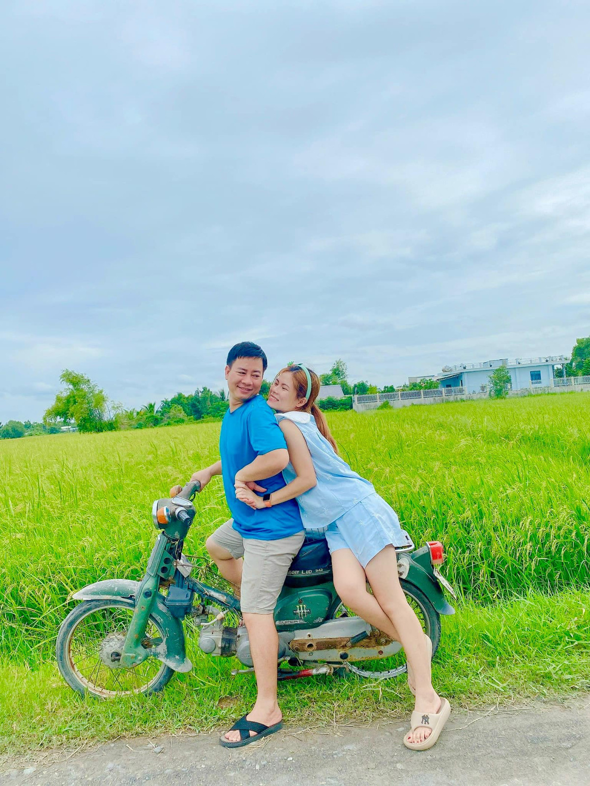 Vợ chồng Cẩm Tú hiện sống tại TPHCM, cô ở nhà chăm con và làm nghề sáng tạo nội dung. Mạnh Cảnh làm trong lĩnh vực công nghệ thông tin. (Ảnh: FBNV)