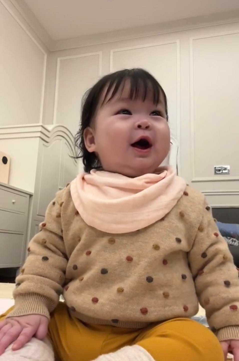 Đỗ Mỹ Linh cho biết thời điểm quay clip này thì con gái mới 6 tháng tuổi, dù chưa biết nói nhiều nhưng bé rất lanh lợi. Biểu cảm của cô bé khiến người xem tan chảy vì quá đáng yêu.