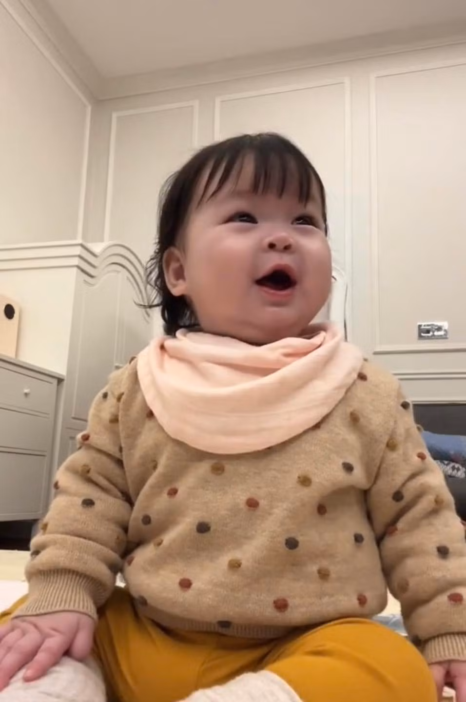 Đỗ Mỹ Linh cho biết thời điểm quay clip này thì con gái mới 6 tháng tuổi, dù chưa biết nói nhiều nhưng bé rất lanh lợi. Biểu cảm của cô bé khiến người xem tan chảy vì quá đáng yêu.