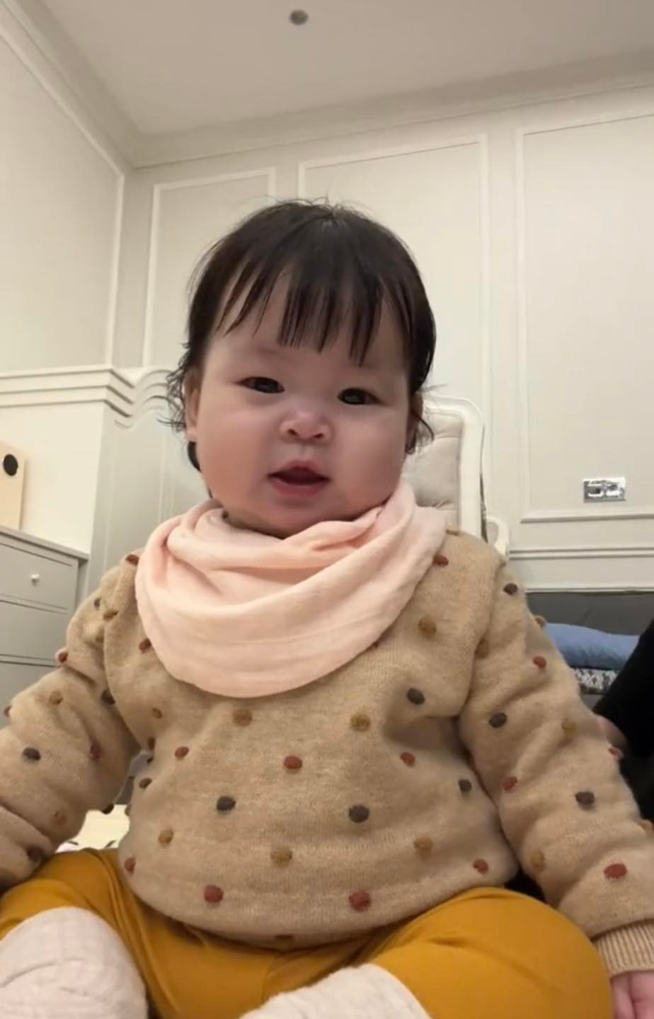 Mới đây, Đỗ Mỹ Linh "đu trend" nhờ cộng đồng mạng trông con. Nàng hậu để máy quay một chỗ, bế em bé vào trước máy quay rồi giả vờ tạm biệt bé đi ra ngoài, nhờ cộng đồng mạng trước màn hình trông hộ.