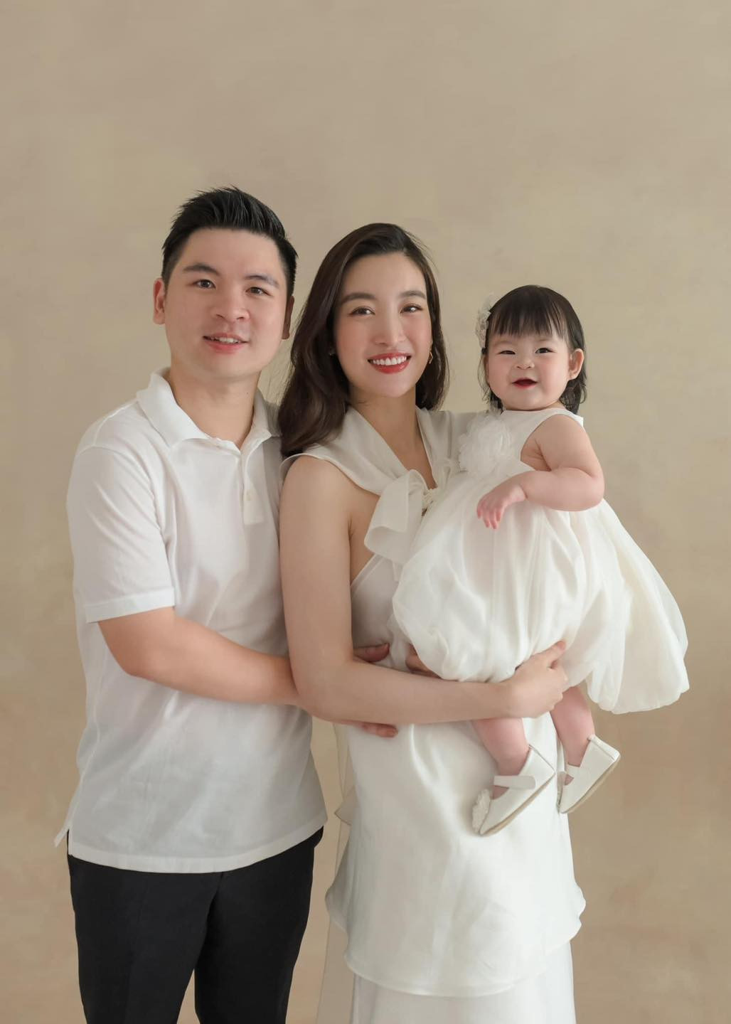 Bên dưới phần bình luận, cư dân mạng tấm tắc khen ngợi vẻ ngoài đáng yêu của Titi: "Xin vía có cô con gái kháu khỉnh như vậy ạ", "đáng yêu quá con ơi"...