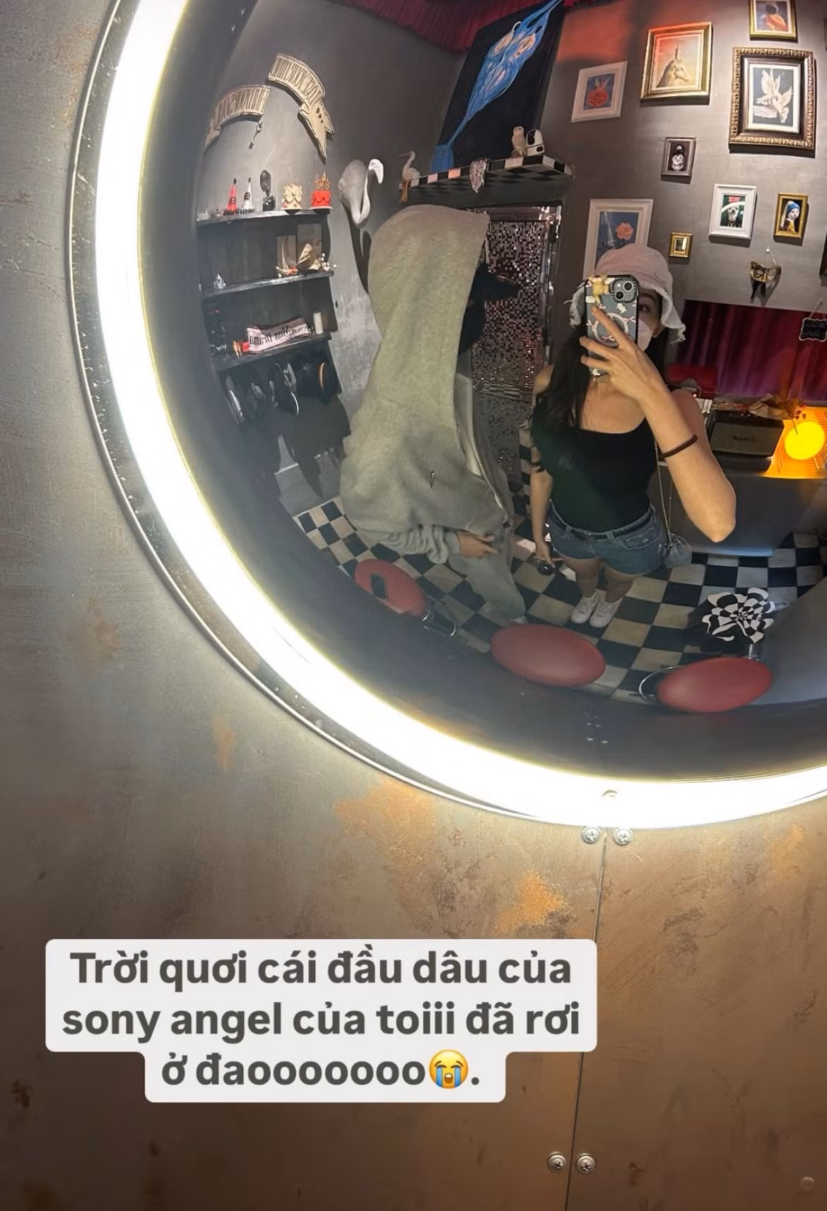 Mới đây nhất, trên trang cá nhân hot girl Tăng Mỹ Hàn (biệt danh Baby Boo) vừa khoe ảnh hẹn hò cuối tuần của mình cùng bạn trai, cả hai cùng đeo khẩu trang, đội đón và mang kính để tránh gây chú ý nơi công cộng. Tuy nhiên chỉ cần nhìn thoáng qua netizen đã nhận ra người trong bức hình sóng đôi cùng cô nàng là nam rapper HIEUTHUHAI.