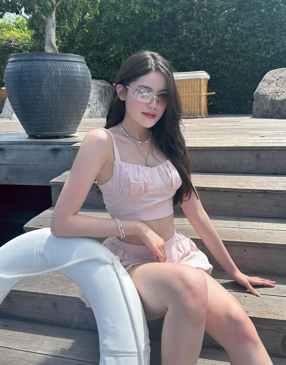 Mỹ Hàn còn gắn bức ảnh này vào mục highlight story có rất nhiều khoảnh khắc hẹn hò của cô và HIEUTHUHAI trên trang cá nhân.