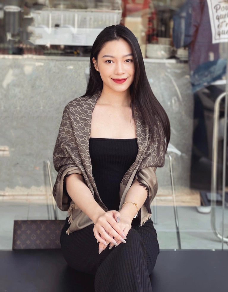 Ngoài những lúc lên sóng, Hạnh Quyên theo đuổi phong cách thời trang trẻ trung, thanh lịch. Cô thường xuyên diện quần áo, túi xách của những thương hiệu đắt tiền. (Ảnh: FBNV)