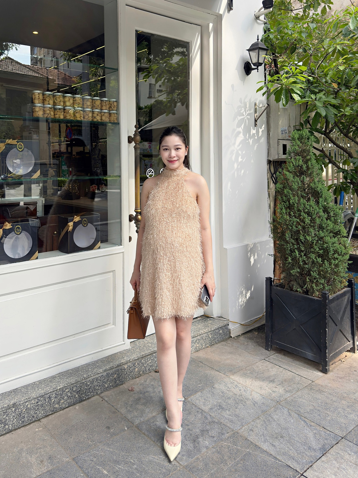 Dù là một MC khá nổi tiếng, Hạnh Quyên có lối sống khá kín tiếng. Trong một tấm hình được đăng tải lên trang cá nhân, cô nàng xuất hiện với chiếc bụng bầu vượt mặt. Dù vậy, nữ MC vẫn sở hữu thần thái rạng ngời, tươi tắn.