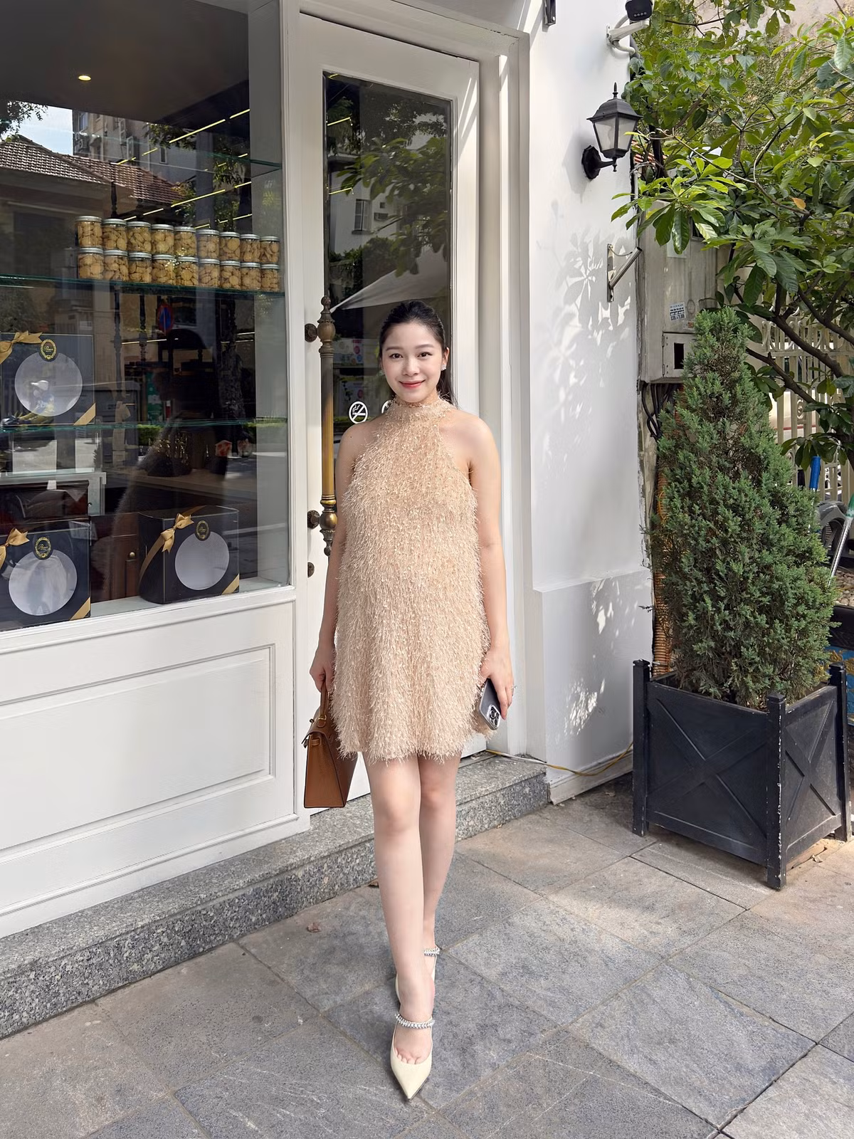 Dù là một MC khá nổi tiếng, Hạnh Quyên có lối sống khá kín tiếng. Trong một tấm hình được đăng tải lên trang cá nhân, cô nàng xuất hiện với chiếc bụng bầu vượt mặt. Dù vậy, nữ MC vẫn sở hữu thần thái rạng ngời, tươi tắn.