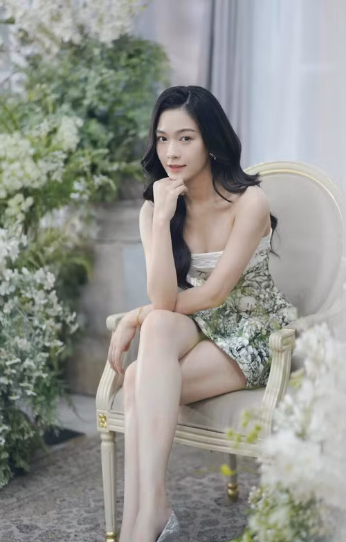 Nữ MC luôn được khen ngợi vì vẻ ngoài "xinh như hoa hậu".