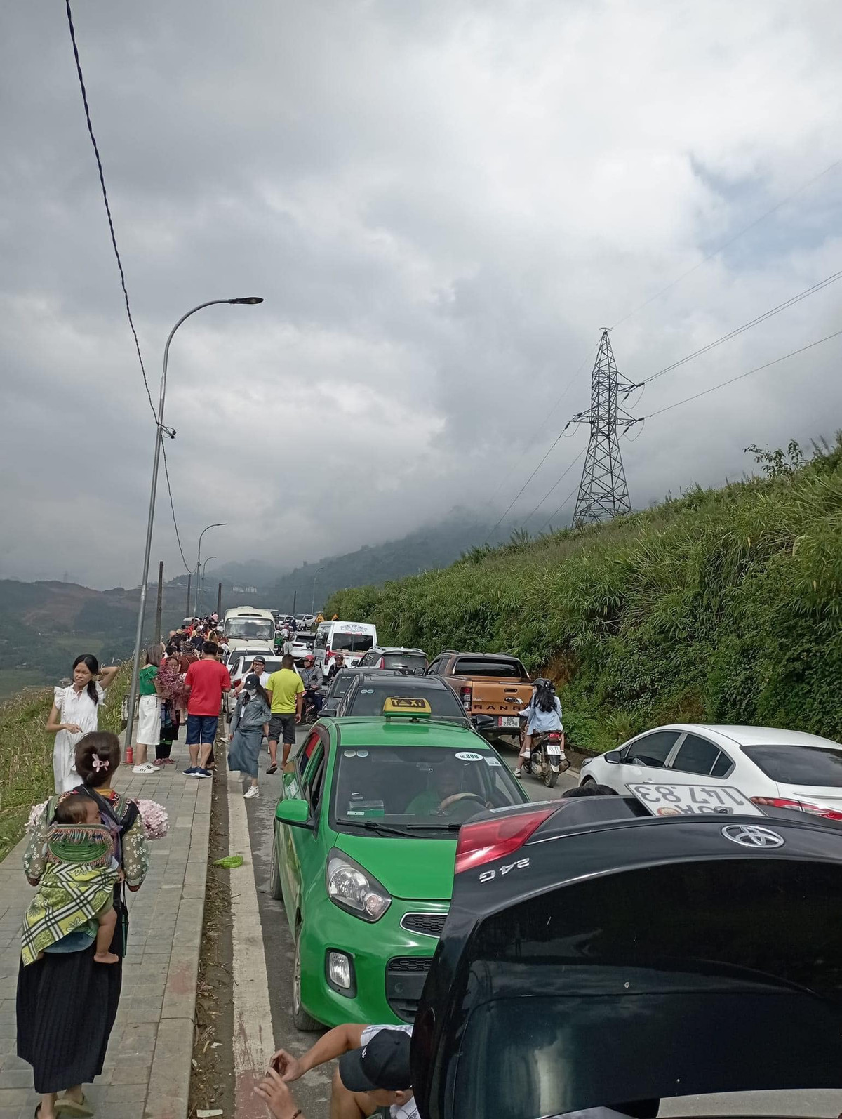 Nhiều người đã phải dừng xe, ăn tạm những đồ ăn mang theo trước khi đến nơi nghỉ ngơi. (Ảnh: tổng hợp Facebook)