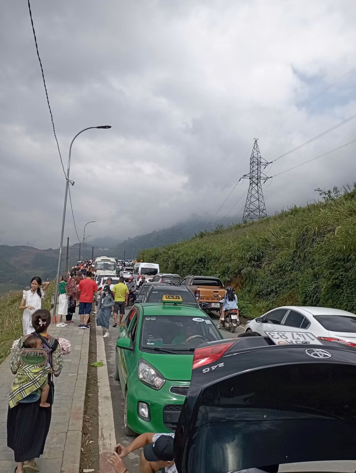 Nhiều người đã phải dừng xe, ăn tạm những đồ ăn mang theo trước khi đến nơi nghỉ ngơi. (Ảnh: tổng hợp Facebook)