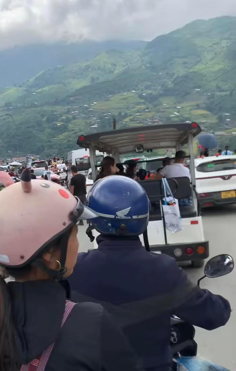 Cả xe máy lẫn ô tô đều di chuyển rất chậm.