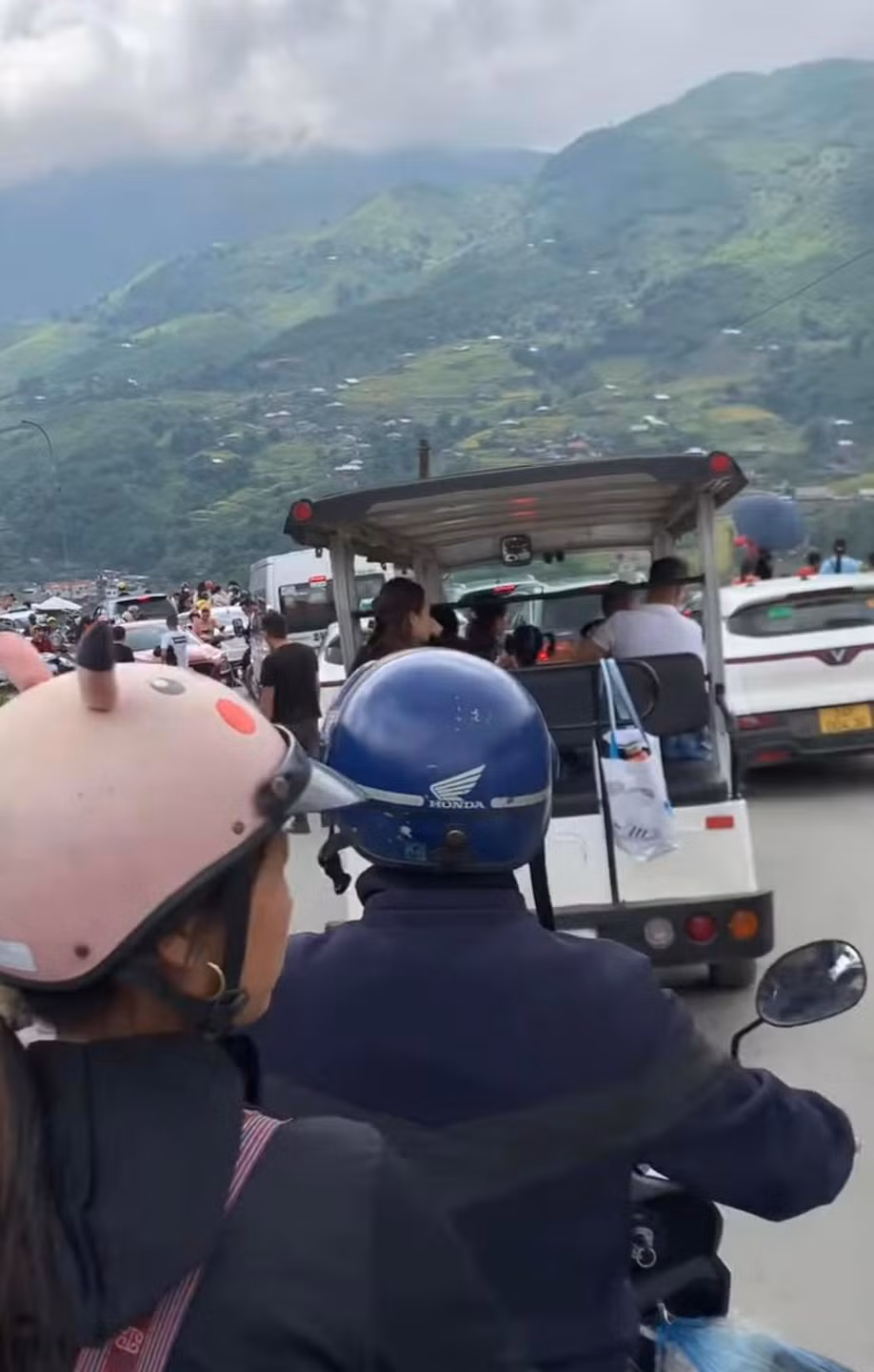 Cả xe máy lẫn ô tô đều di chuyển rất chậm.