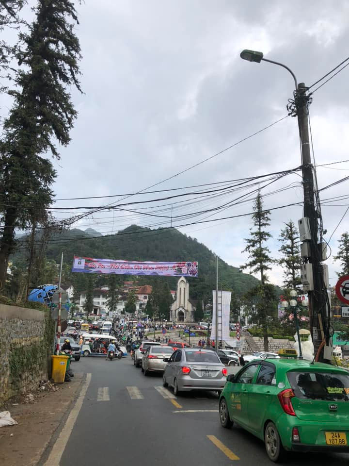 Với nhiệt độ trung bình từ 17-23 độ C, Sapa mang đến cho du khách một không gian mát mẻ và thoải mái, rất phù hợp để khám phá và chiêm ngưỡng cảnh quan thiên nhiên hùng vĩ.