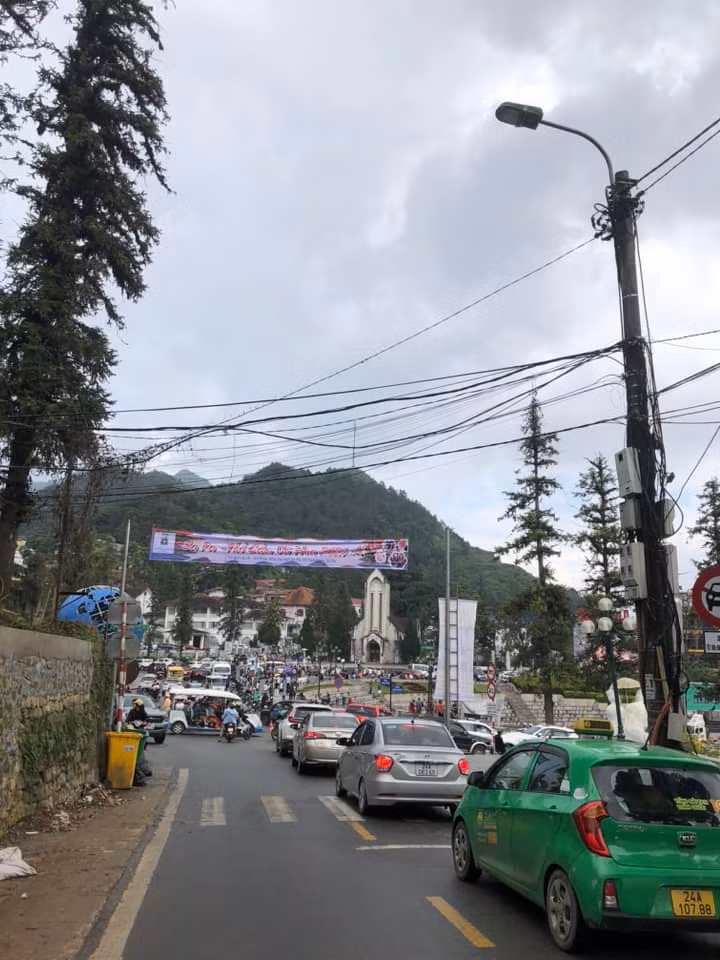 Với nhiệt độ trung bình từ 17-23 độ C, Sapa mang đến cho du khách một không gian mát mẻ và thoải mái, rất phù hợp để khám phá và chiêm ngưỡng cảnh quan thiên nhiên hùng vĩ.