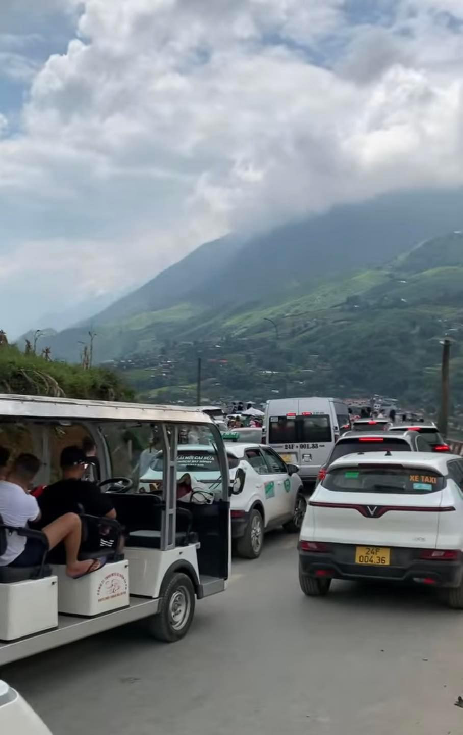 Trong các hội nhóm du lịch, nhiều người liên tục cập nhật tình hình tại Sa Pa lúc này.