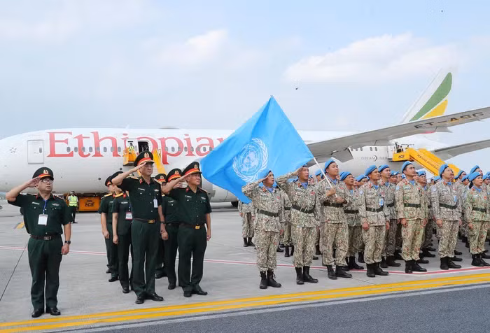 Doi Cong binh so 2 da ve toi san bay Noi Bai - Ha Noi-Hinh-4