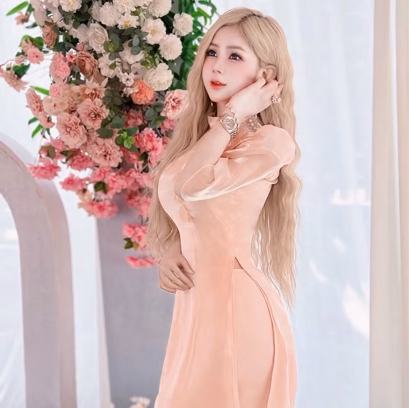 Quế Trinh gây ấn tượng bởi gương mặt xinh xắn, dễ thương như búp bê.