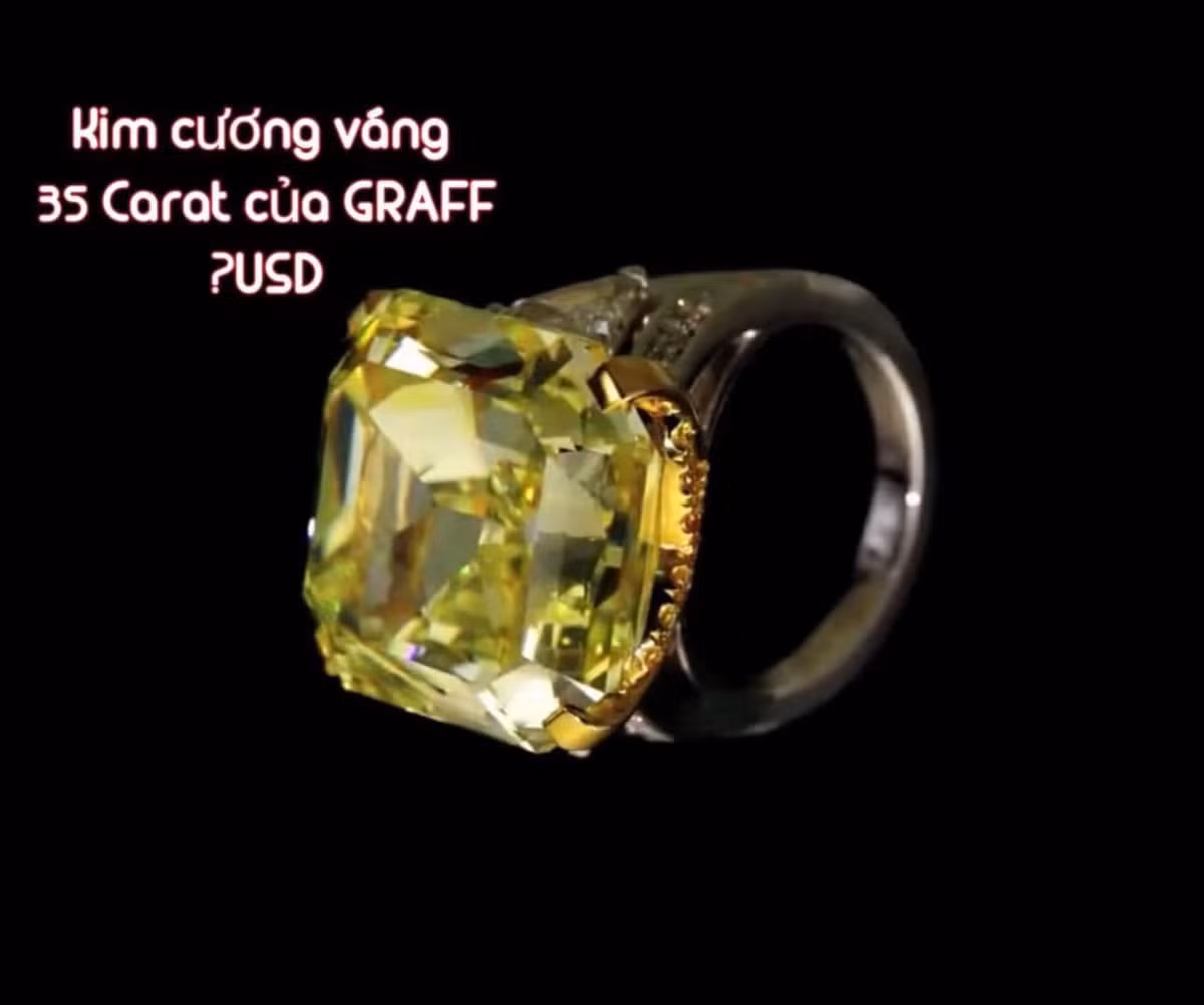 Không chỉ có vậy, netizen cũng đã "bóc" giá những trang sức của CEO Nguyễn Phương Hằng được đeo trong buổi chia sẻ tại trường đua Đại Nam. Theo đó, chiếc nhân với viên kim cương vàng 35 carat có giá trị không hề nhỏ.