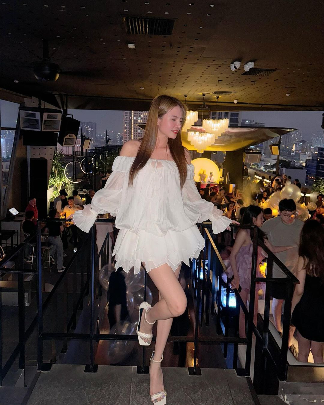 Tuy nhiên 1 thời gian, Khánh Chi từng vướng vào những lùm xùm đời tư khá tai tiếng.