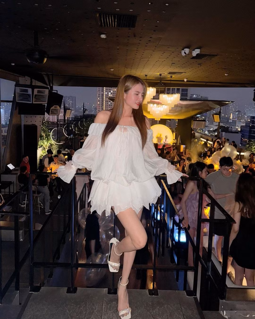 Tuy nhiên 1 thời gian, Khánh Chi từng vướng vào những lùm xùm đời tư khá tai tiếng.