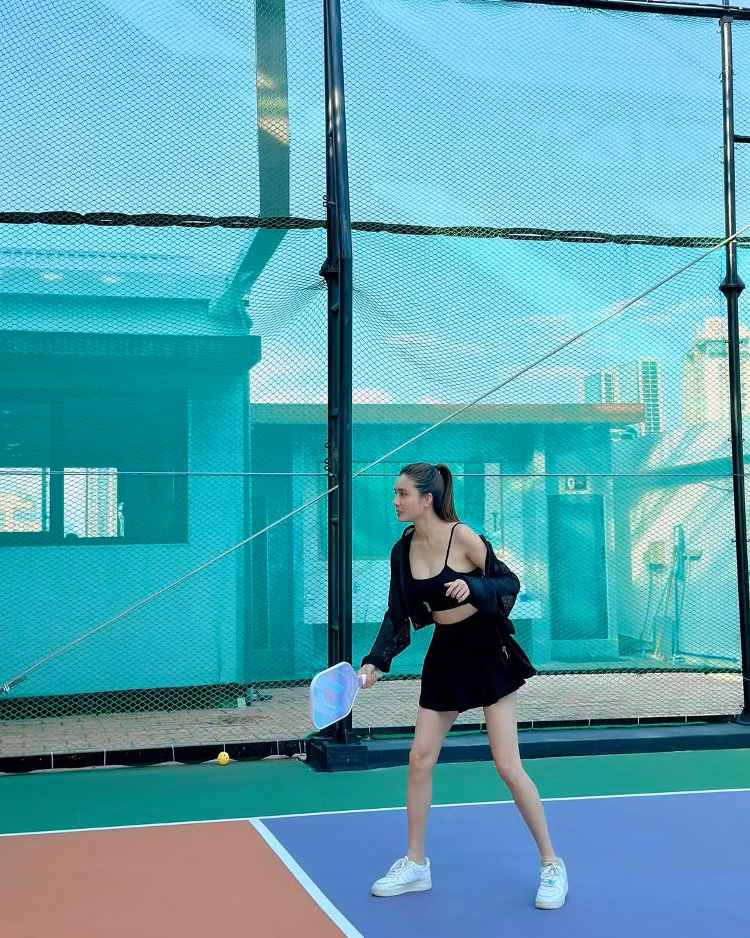 Đôi chân thon dài của Khánh Chi thu hút mọi ánh nhìn.