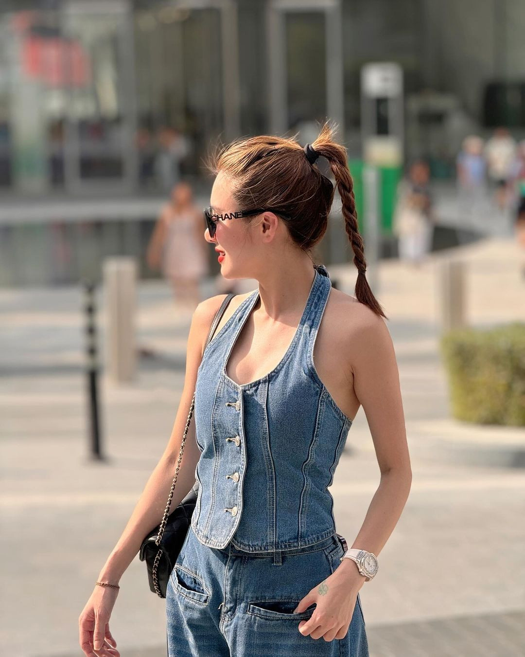 Cô từng trải qua một lần đổ vỡ và cuộc hôn nhân này chỉ kéo dài 1 năm. Năm 2015, Khánh Chi ly hôn sau khi sinh con gái được 1 tháng.