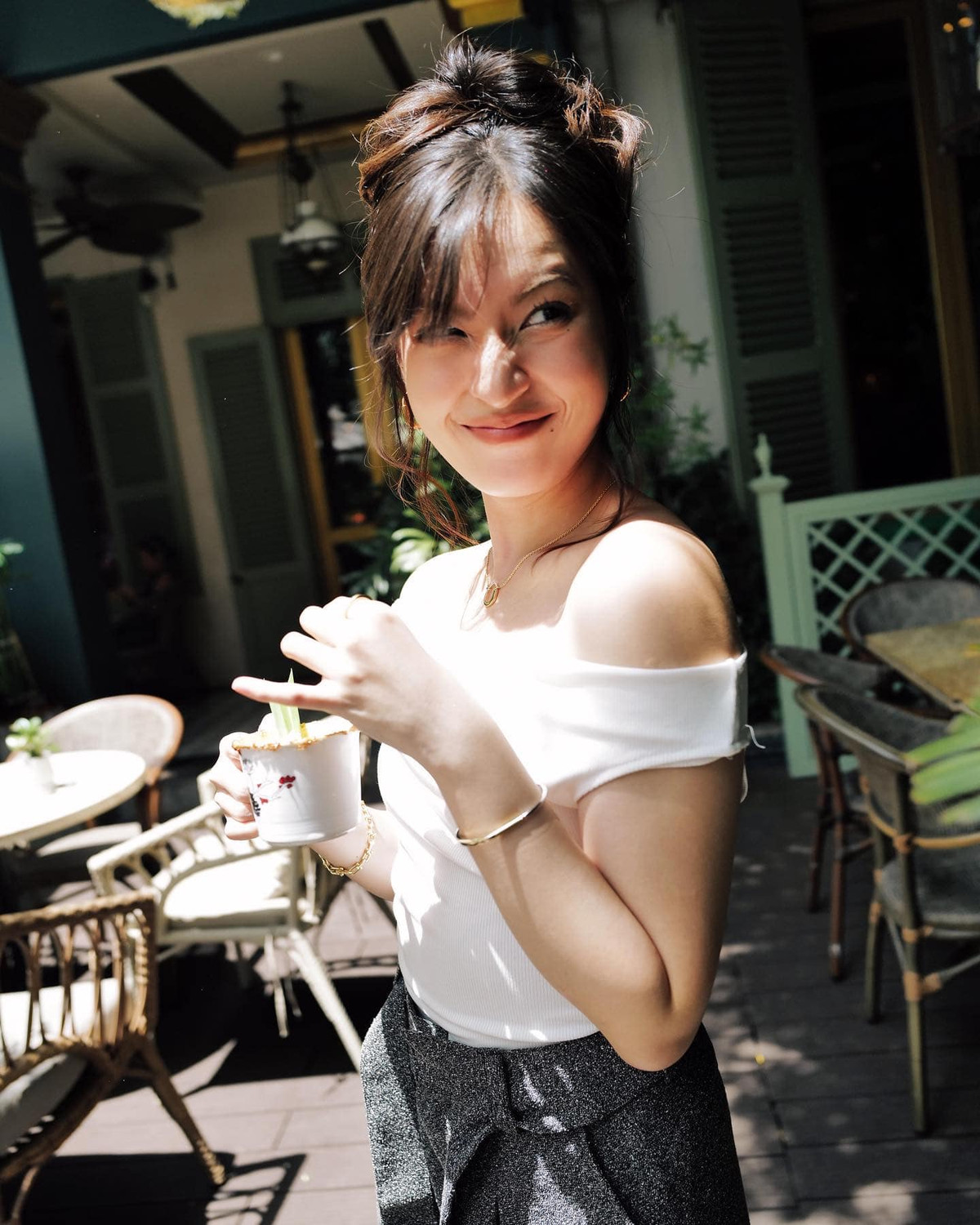 15 tuổi, cô giành huy chương vàng Olympic tiếng Anh toàn quốc. Một năm sau, cô đoạt giải nhất cuộc thi hùng biện quốc tế EF Challenge Vietnam, tham dự Diễn đàn Lãnh đạo Trẻ Thế giới 2016 tại Brazil, sau đó giành Huy chương Vàng Olympic tiếng Anh 30/4. 17 tuổi, cô đạt 8.5 IELTS trong lần thi đầu. Biệt danh "hot girl IELTS" cùng từ đó mà hình thành.