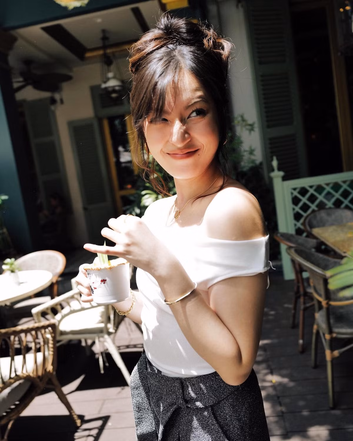 15 tuổi, cô giành huy chương vàng Olympic tiếng Anh toàn quốc. Một năm sau, cô đoạt giải nhất cuộc thi hùng biện quốc tế EF Challenge Vietnam, tham dự Diễn đàn Lãnh đạo Trẻ Thế giới 2016 tại Brazil, sau đó giành Huy chương Vàng Olympic tiếng Anh 30/4. 17 tuổi, cô đạt 8.5 IELTS trong lần thi đầu. Biệt danh "hot girl IELTS" cùng từ đó mà hình thành.