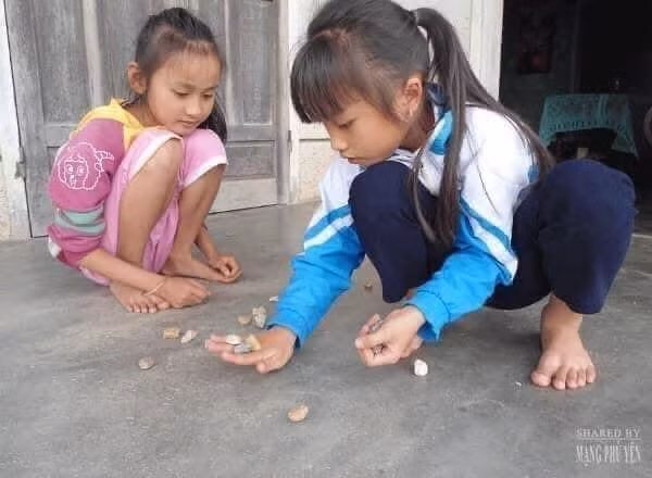 Khi chưa có những chương trình hoạt hình, các nội dung trên nền tảng số thì các bé gái thường rủ nhau chơi trò đếm sỏi này...